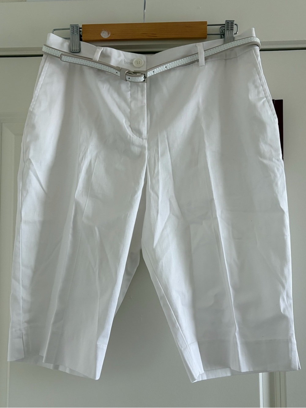212 Collection White Women's Bermuda Shorts with Slim Belt
